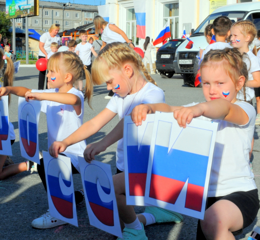 Маленькие участницы флешмоба «Флаг России – гордость наша» пришли в футболках цвета российского флага.